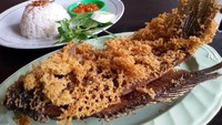 Mr. Bebek dan Sambal Cobek menawarkan gurame goreng enak. Ikan gurame digoreng hingga kering lalu dibalut kremesan renyah.