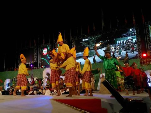 Tarian kolosal buka pagelaran F8
