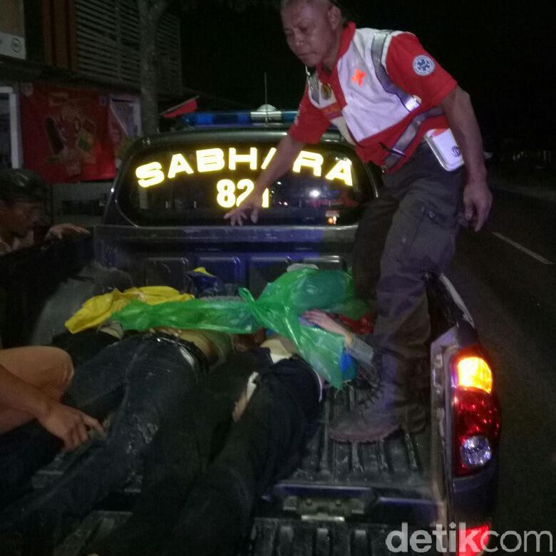 Panther Oleng Tabrak Dua Motor, 3 Orang Tewas dan 2 Luka Panther Oleng Tabrak Dua Motor, 3 Orang Tewas dan 2 Luka