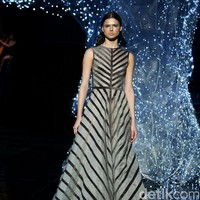 Koleksi terbaru dari desainer Hian Tjen yang mengusung tema Magellani yang bertempat di Ballroom Raffles Hotel, Jakarta, Rabu (6/9/2017) [Foto: Mohammad Abduh/Wolipop].