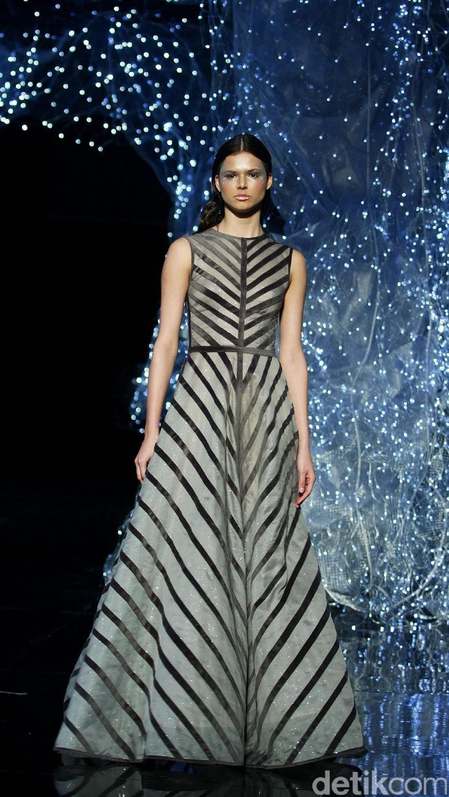 Koleksi terbaru dari desainer Hian Tjen yang mengusung tema Magellani yang bertempat di Ballroom Raffles Hotel, Jakarta, Rabu (6/9/2017) [Foto: Mohammad Abduh/Wolipop].