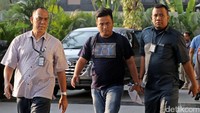 Status mereka yang ditangkap itu akan segera diumumkan KPK.