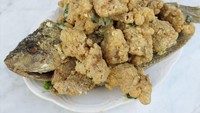 Menyajikan makanan Indonesia, di Bumbu Moyang bisa coba gurame telur asin. Gurame goreng dengan balutan tepung dan saus telur asin makin enak dinikmati bersama dengan nasi putih dan sambal dadak merah hingga tumis daun pepaya. Foto: Detikfood
