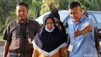 Hakim Suryana yang mengenakan baju berwarna oranye tiba di gedung KPK, Kamis (7/9) sekitar pukul 16.47 WIB.