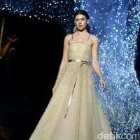 Koleksi terbaru dari desainer Hian Tjen yang mengusung tema Magellani yang bertempat di Ballroom Raffles Hotel, Jakarta, Rabu (6/9/2017) [Foto: Mohammad Abduh/Wolipop].