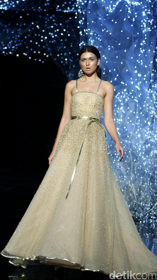 Koleksi terbaru dari desainer Hian Tjen yang mengusung tema Magellani yang bertempat di Ballroom Raffles Hotel, Jakarta, Rabu (6/9/2017) [Foto: Mohammad Abduh/Wolipop].