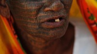Menato seluruh tubuh ini dilakukan sebagai bentuk kesetiaan kepada Dewa Ram(Adnan Abidi/Reuters)