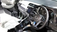 Interior LEAF yang dominan warna hitam dengan aksen abu-abu memberikan nuansa sejuk.