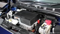 Di bawah kap LEAF tersimpan motor listrik yang dapat menghasilkan tenaga maksimal 110 kW/150 ps dan torsi instan 320 Nm.