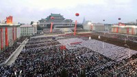 Warga berkumpul di Kim Il-Sung Square sebagai bentuk penghormatan terhadap anggota yang telah berpartisipasi dalam merancang bom hidrogen tersebut.