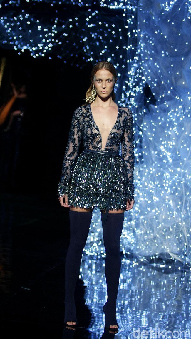 Koleksi terbaru dari desainer Hian Tjen yang mengusung tema Magellani yang bertempat di Ballroom Raffles Hotel, Jakarta, Rabu (6/9/2017) [Foto: Mohammad Abduh/Wolipop].