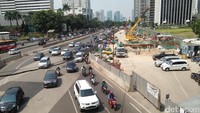 Dilihat detikcom dari Jalan Sudirman yang mengarah ke Bundaran HI maupun Senayan, tampak banyak pemotor yang melintas. 