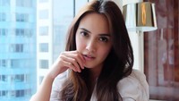 Pose menggoda Shandy Aulia lainnya. (Foto: Shandy Aulia (Instagram)