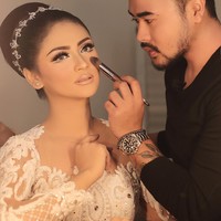 Anpasuha terkenal dengan riasan pengantin yang menonjolkan dimensi pada wajah sehingga terlihat lebih berkarakter. Saat merias, makeup artist yang juga sering memberikan workshop ini akan menitikberatkan pada teknik highlighting dan contouring. Foto: Instagram