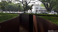 Taman Labirin sendiri memiliki empat jalur yang berada di setiap sisinya. Ruang terbuka berbentuk lingkaran itu suasananya sejuk lantara berada di bawah pohon rindang/ Foto: Mukhlis Dinillah