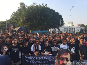 Suciwati hingga Rio Dewanto Orasi di Aksi Kamisan #13thMunir