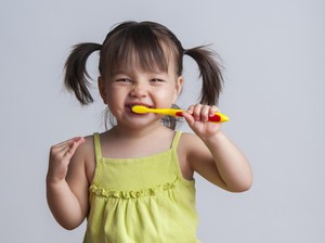 6 Cara Jitu Membiasakan Anak Menyikat Gigi, Bisa Langsung Dicoba