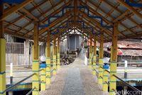 Jembatan Batu Bacan menghubungkan Desa Amasing Kota dan Desa Amasing Kota Utara (Wahyu/detikTravel)