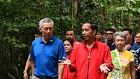 Jokowi mengenakan jaket berwarna merah dan Lee mengenakan kaos polo berwarna biru. Keduanya tampak asyik berbincang bersama. (Setpres)