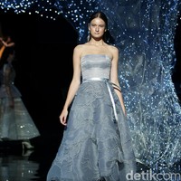 Koleksi terbaru dari desainer Hian Tjen yang mengusung tema Magellani yang bertempat di Ballroom Raffles Hotel, Jakarta, Rabu (6/9/2017) [Foto: Mohammad Abduh/Wolipop].