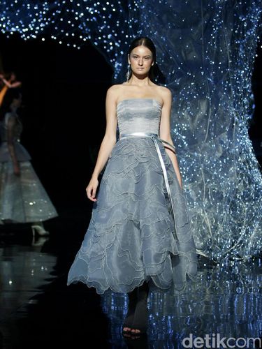 Inspirasi Galaksi Milky Way di Koleksi Gaun Teranyar Hian Tjen