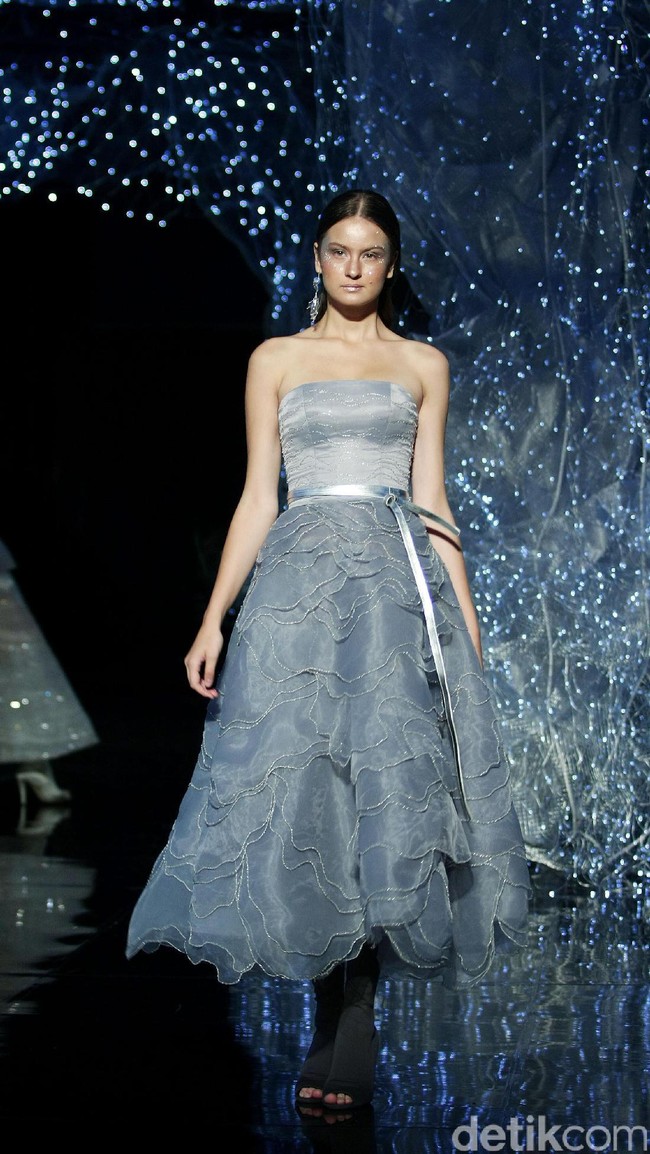 Koleksi terbaru dari desainer Hian Tjen yang mengusung tema Magellani yang bertempat di Ballroom Raffles Hotel, Jakarta, Rabu (6/9/2017) [Foto: Mohammad Abduh/Wolipop].