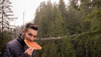 Hobinya adalah traveling. Bahkan dia memiliki rencana menapaki 30 negara sebelum umurnya 30 tahun (@phil.duncan/Instagram)