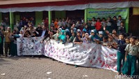 Stop kekerasan terhadap Rohingya...Save Rohingya, ujar ratusan siswa MI Al-Khoiriyyah.