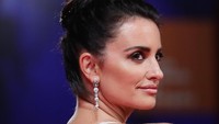 Gaun yang dikenakan Penelope Cruz ternyata pamer punggung. Foto: Pascal Le Segretain/Getty Images