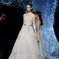 Koleksi terbaru dari desainer Hian Tjen yang mengusung tema Magellani yang bertempat di Ballroom Raffles Hotel, Jakarta, Rabu (6/9/2017) [Foto: Mohammad Abduh/Wolipop].