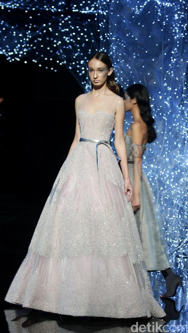 Koleksi terbaru dari desainer Hian Tjen yang mengusung tema Magellani yang bertempat di Ballroom Raffles Hotel, Jakarta, Rabu (6/9/2017) [Foto: Mohammad Abduh/Wolipop].