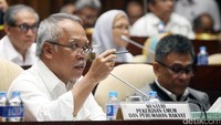 Menteri Pekerjaan Umum dan Perumahan Rakyat (PUPR) Basuki Hadimuljono mengikuti rapat kerja dengan Komisi V DPR di Kompleks Parlemen, Senayan, Jakarta, Kamis (7/9/2017).