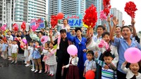 Warga juga berkumpul di jalanan ibu kota Pyongyang. Dari orang tua hingga anak kecil meriah merayakan keberhasilan. Mereka juga membawa bunga dan balon berwarna merah. 