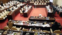 Suasana rapat kerja Menteri PUPR dengan Komisi V.