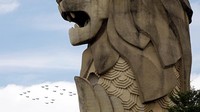 Tentara angkatan udara gabungan Indonesia-Singapura bersiap untuk melakukan aksi bersama. Pesawat terlihat di depan ikon Singapura yakni Merlion di Sentosa. Foto: Reuters