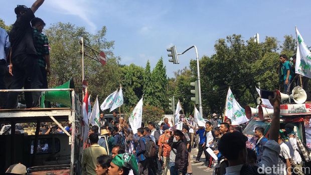 Setelah aksi di depan Kedubes Myanmar, massa bergeser ke Kementerian Luar Negeri