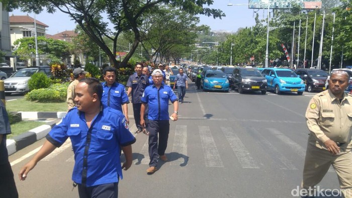 Ratusan Sopir Taksi Gelar Aksi di Semarang Soal Angkutan Online