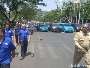Ratusan Sopir Taksi Gelar Aksi di Semarang Soal Angkutan Online