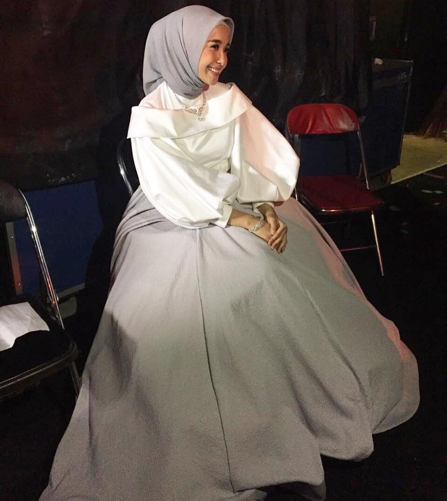 Dan prediksi lainnya melihat gaun yang dipakai Laudya Cynthia Bella saat ini. Ia memilih karya Andreas Odang untuk memberikan kesan feminin dan glamour. Foto: Dok. Instagram @laudyacynthiabella