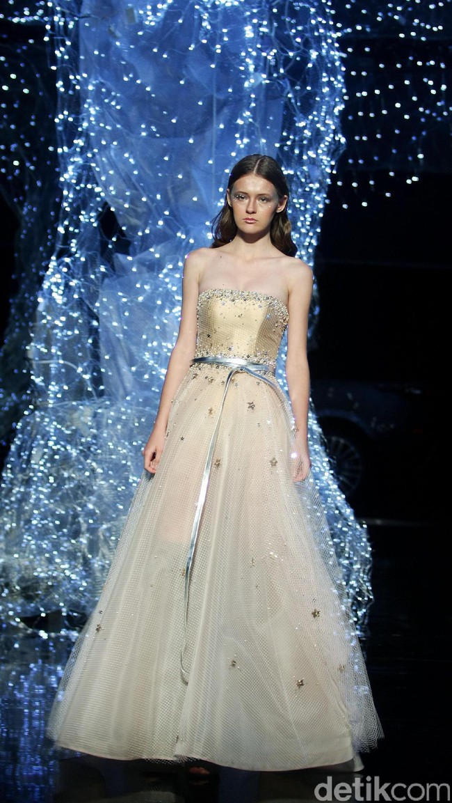 Koleksi terbaru dari desainer Hian Tjen yang mengusung tema Magellani yang bertempat di Ballroom Raffles Hotel, Jakarta, Rabu (6/9/2017) [Foto: Mohammad Abduh/Wolipop].