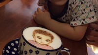 Selain latte arti seram, My Cofi juga bisa membuat latte art wajah manusia lho. Seperti anak laki-laki imut ini yang dibuatkan ilustrasi latte art-nya. Foto: My Cofi