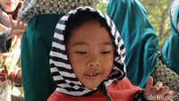 Acara tersebut digelar pagi sekitar pukul 08.00 WIB, di halaman madrasah.