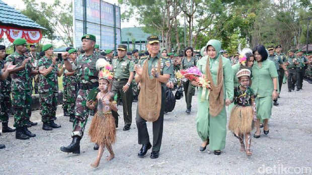 Dirangkul Jenderal, Prajurit TNI di Papua Menangis
