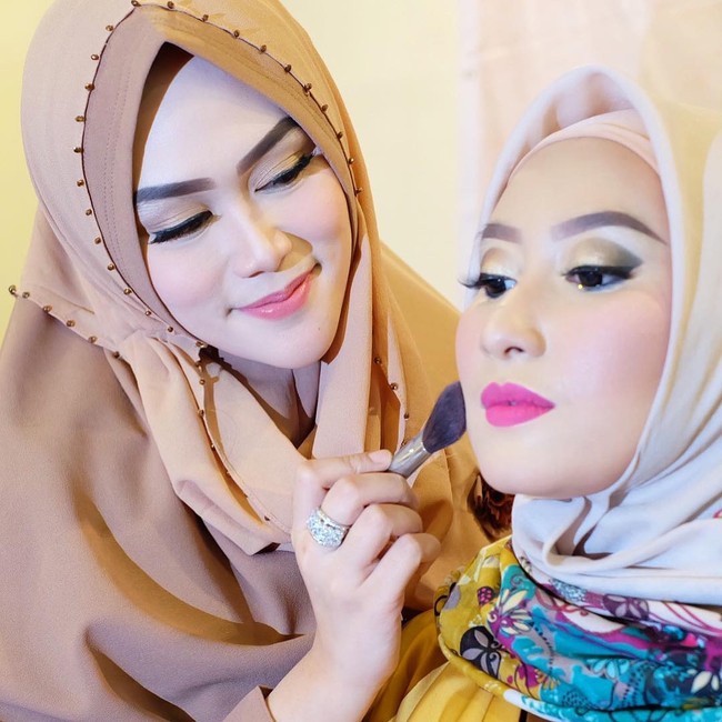 Vizzily Vizzya populer dengan makeup yang membuat wajah pengantinnya terlihat sangat berbeda. Meskipun memakai makeup tebal dan foundation berlapis, Vizzily mampu membuat wajah sang pengantin tetap wajar. Beberapa kliennya adalah selebgram seperti Natasha Farani juga Medina, pengusaha muda yang menikah dengan adik Ayu Azhari. Foto: Instagram