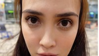 Bintang dalam film Eiffel Im In Love itu tampak memulas wajahnya dengan makeup natural dan lipstik pink. Shandy Aulia (Instagram)