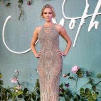 Jennier Lopez memilih gaun Atelier Versace saat tampil di premier film terbarunya, Mother di London. Foto: Dok. Getty Images