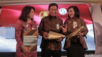 Direktur Kelembagaan Bank Mandiri Kartini Sally, Direktur Institution BRI Sis Apik Wijayanto, dan Direktur Kelembagaan BNI Adi Susilowati usai melakukan penandatanganan MoU tentang e-Samsat, Kamis (7/9/2017).