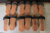 Sandal bakiak buatan Ilin (Wisma Putra/detikTravel)