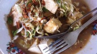 Ini dari warung kupat tahu Pojok yang legendaris di Magelang. Kuahnya bening dari gula aren, bawang putih, cabe rawit dan cuka jadi ciri khasnyaFoto: Istimewa