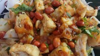 Orang Solo lebih suka kupat tahu yang berkuah kecap cabe yang ringan. Hanya saja kacang tanahnya jadi bahan taburan.Foto: Istimewa
